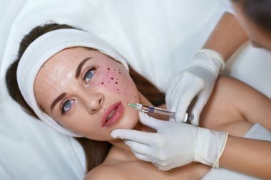 Cilt bakımı. Yaşlanma Karşıtı Prosedür için Güzellik Enjeksiyonu. Kadın Hyaluronic Asitle Kozmetik Gençleştirme Aldı.