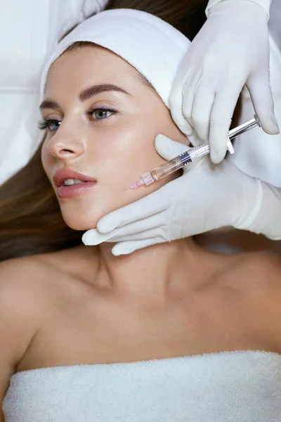 Yüz Bakımı Cilt Bakımı Için Güzellik Enjeksiyon Prosedürü Kozmetik Salonundaki — Stok fotoğraf