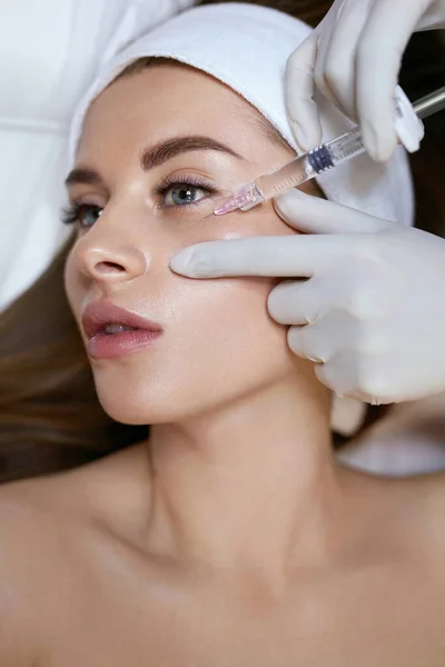 Ansiktsbehandling Skönhetsinjektion För Hudvård Ung Kvinna Kosmetologi Salong Närbild Kosmetolog — Stockfoto