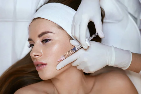 Уход Лицом Инъекция Наполнителя Лечения Старения Beautician Doing Biorevitalization Skincare — стоковое фото