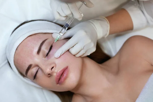 Tratamiento Facial Inyección Belleza Antienvejecimiento Frente Procedimiento Rejuvenecimiento Piel Clínica — Foto de Stock