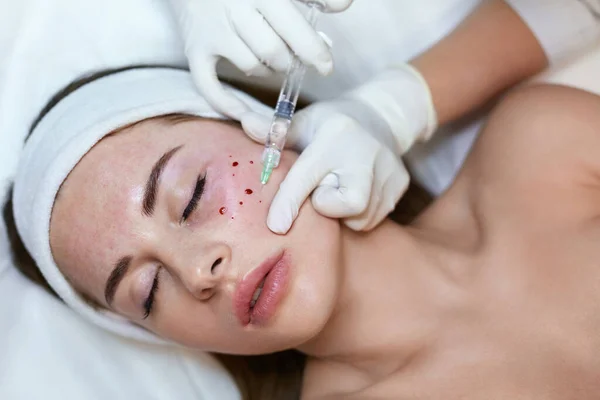 Ansiktsbehandling Aging Collagen Injektion Hudvårdsprocedur Kosmetisk Klinik Vackra Händer Handskar — Stockfoto