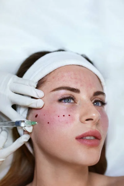 Θεραπεία Προσώπου Ένεση Ομορφιάς Κοντά Στα Μάτια Γυναικεία Δερμοκαλλυντική Κλινική — Φωτογραφία Αρχείου