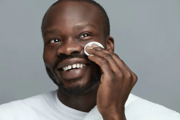 Cuidado Com Rosto Modelo Africano Masculino Limpa Pele Facial Com — Fotografia de Stock