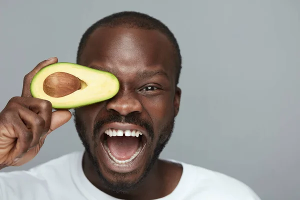 Cuidado Piel Aguacate Modelo Africano Masculino Sostiene Fruta Fresca Cerca —  Fotos de Stock