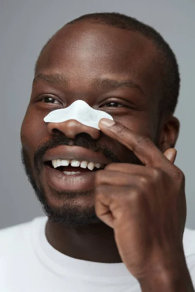 Péče Pleť Koncept Kosmetické Léčby Muž Aplikující Bílou Skvrnu Nose — Stock fotografie