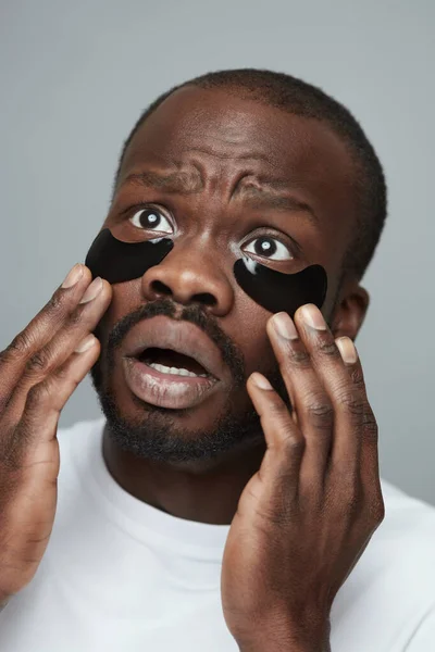 Cuidado Com Pele Retrato Modelo Masculino Aplicando Preto Sob Remendos — Fotografia de Stock