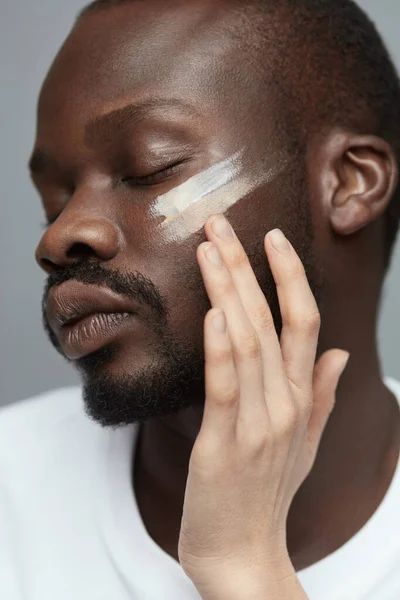 Maquiagem Masculina Procedimento Tratamento Facial Para Homem Mão Feminina Aplica — Fotografia de Stock