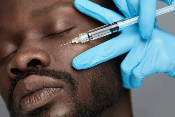 Inyección Masculina Hombre Recibe Cuidado Envejecimiento Piel Cara Tratamiento Cosmetológico — Foto de Stock