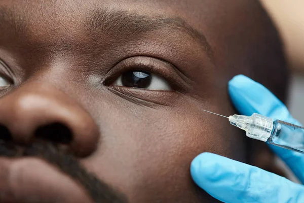 Tratamiento Facial Inyección Masculina Hombre Recibe Cuidado Piel Antienvejecimiento Beauty — Foto de Stock
