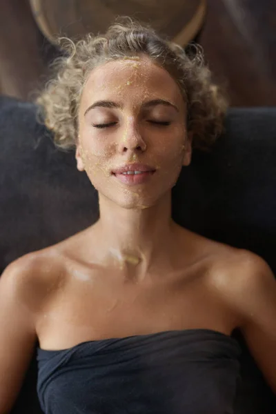スパフェイスマスク スキンケア美容トリートメント 天然化粧品の顔の手順上のリラックスした女性 — ストック写真