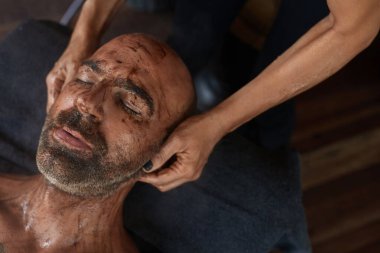 Spa masajı. Erkek için Cilt Bakımı Tedavisi. Çamurlu Güzellik Masajcısı. Doğal Kozmetik Prosedürü Üzerine Gevşek Model.