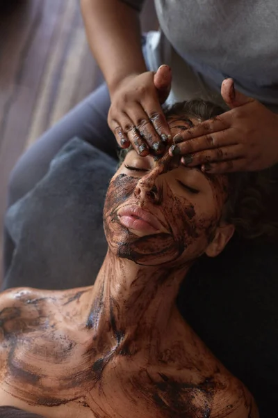 スパフェイスマスク スキンケアのための美容トリートメント 美容師マッサージ女性の顔 天然化粧品の手順上のリラックスモデル — ストック写真