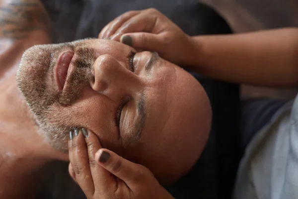 Spa Face Massage Tratamento Beleza Cuidados Com Pele Homem Relaxado — Fotografia de Stock