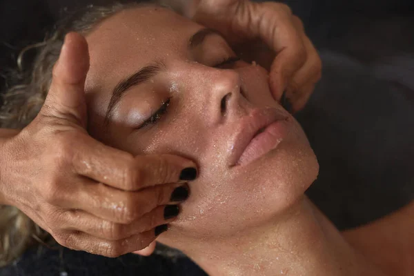 Masaje Facial Spa Cuidado Piel Tratamiento Belleza Para Mujer Esteticista —  Fotos de Stock