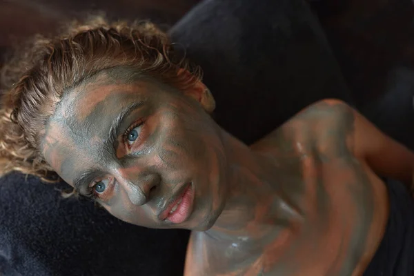 Maska Uzdrowiskowa Pielęgnacja Skóry Pielęgnacja Piękna Zrelaksowana Kobieta Naturalnych Zabiegach — Zdjęcie stockowe