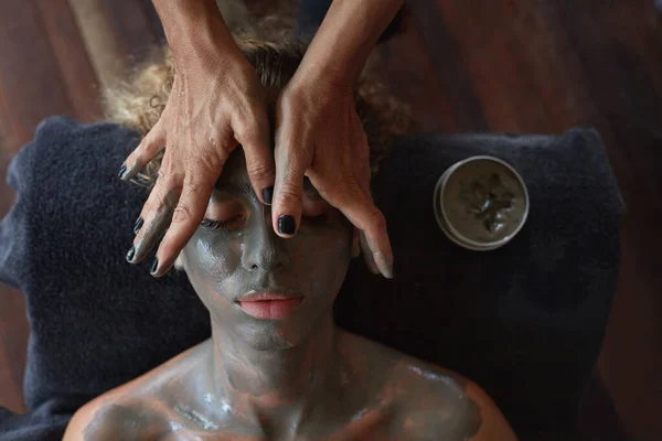 スパフェイスマスク スキンケアのための美容トリートメント 美容師マッサージ女性の顔 天然化粧泥の手順上のリラックスモデル — ストック写真