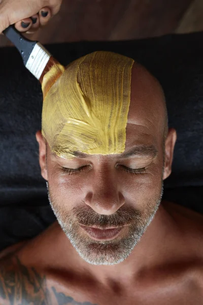 Spa Face Mask Skønhedsbehandling Til Hudpleje Kosmetolog Anvende Gul Mudder - Stock-foto