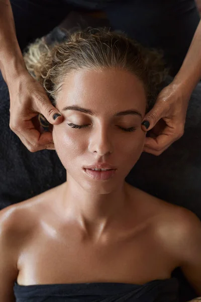 温泉脸按摩 妇女皮肤护理美容疗法 美容师按摩女性脸自然化妆品程序的宽松模型 — 图库照片