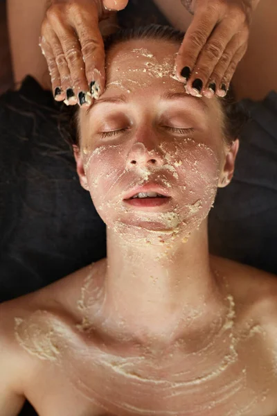 妇女的面部治疗程序 美容师在温泉放松过程中应用面膜 — 图库照片