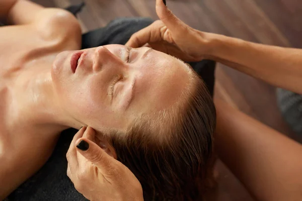 Facial Treatment Woman Receives Spa Face Massage Masseur Does Recovery — Stock Photo, Image