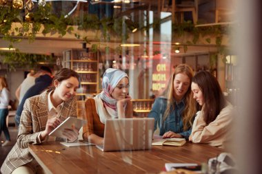 Arkadaşız. Kadınlar Kafe 'de Buluşuyor. Dört Gülümseyen Kız Grubu Restoranda oturuyor ve tartışıyorlar. Bistro 'da çalışan çeşitlilik. Yaşam Tarzı Olarak Bağımsız. 