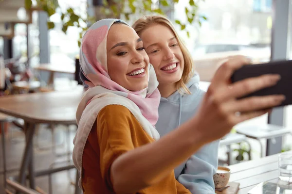 Amigos Chicas Jóvenes Tomando Selfie Reunión Mujeres Café Sonriente Hembra —  Fotos de Stock