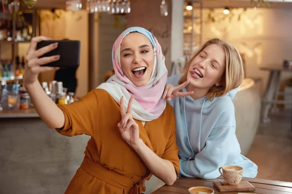 Perempuan Gadis Muda Mengambil Selfie Bertemu Teman Cafe Senyum Perempuan — Stok Foto