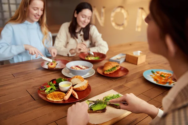 Almuerzo Mujeres Jóvenes Comiendo Café Chicas Sonrientes Desayunando Hablando Reunión — Foto de Stock