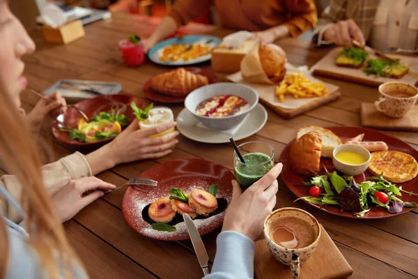 昼食だ 食べ物が違うカフェテーブル レストランで食べる女性のグループ カラフルな料理や飲み物と木製の表面 — ストック写真