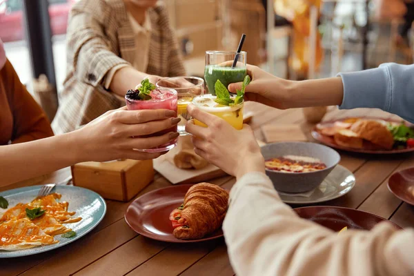 Lunch Kawiarni Zdrówko Koktajlami Kobiety Dobrze Się Bawią Spotkanie Przyjaciół — Zdjęcie stockowe