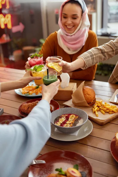 昼食だ 女性はカフェでカクテルで応援 楽しみを持っている女の子 ライフスタイルの一部としてレストランで会う友人 — ストック写真