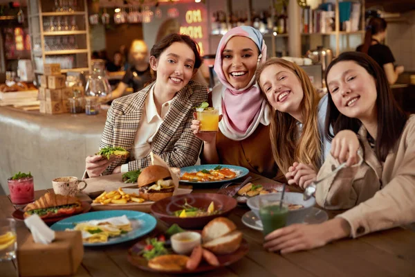 昼食だ カフェの肖像画の女性のグループ カクテルで多文化の女の子を笑顔 ライフスタイルの一部としてレストランで会う友人 — ストック写真