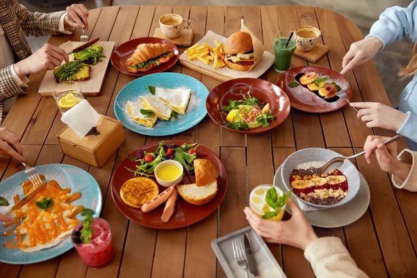 Ebéd Kávézóasztal Különböző Ételekkel Nők Reggeliznek Étteremben Felület Színes Ételek — Stock Fotó