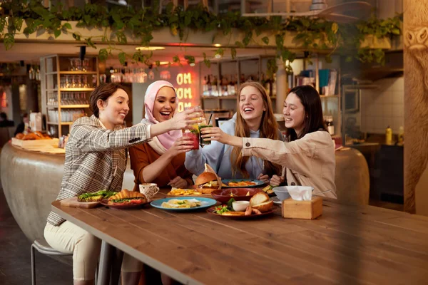 Almoço Jovens Mulheres Café Retrato Grupo Garotas Multiculturais Sorridentes Torcendo — Fotografia de Stock