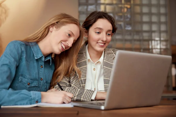Studenten Meisjes Studeren Met Laptop Mooie Jonge Vrouwen Hebben Les — Stockfoto