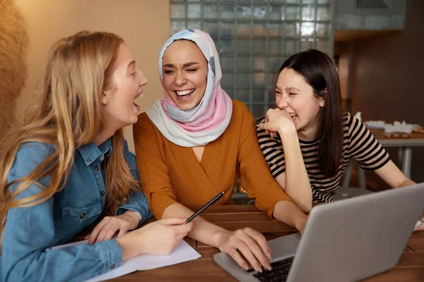 Barátok Nők Találkoznak Kávézóban Három Fiatal Lány Laptoppal Bisztróban Dolgozik — Stock Fotó