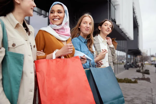 Winkelen Diversiteit Meisjes Die Tassen Vasthouden Groep Glimlachende Multiculturele Vrouwen — Stockfoto