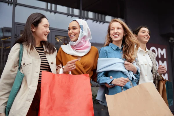 Winkelen Diversiteit Vrouwen Met Tassen Lachende Multi Etnische Meisjes Wandelen — Stockfoto