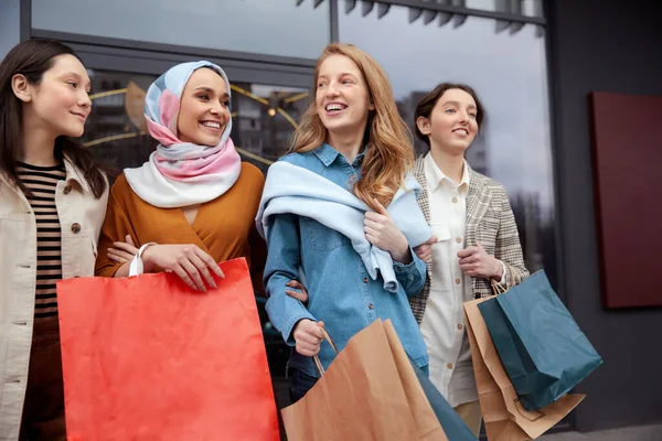 Winkelen Diversiteit Vrouwen Banden Zakken Lachende Multiculturele Meisjes Wandelen Buurt — Stockfoto
