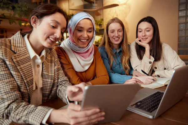 Amigos Reunión Mujeres Café Grupo Cuatro Chicas Sonrientes Sentadas Restaurante — Foto de Stock