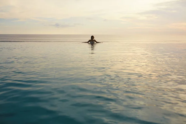 바다에 소녀는 표면에 바라보고 아름다운 계절의 망토와 여성의 실루엣 지방에서의 — 스톡 사진