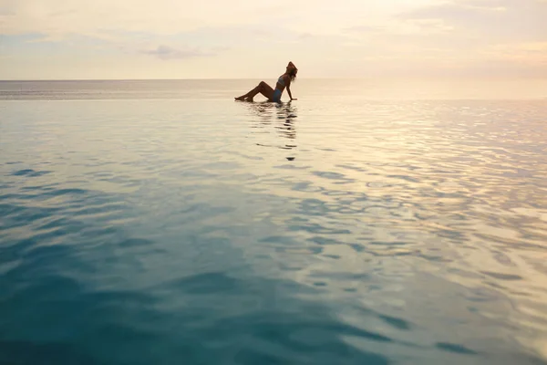 Oceano Donna Che Posa Sulla Spiaggia Ragazza Rilassante Sulla Costa — Foto Stock