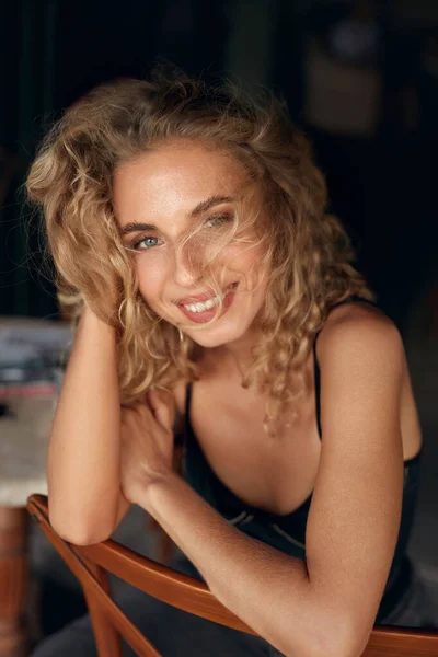 Piękna Kobieta Sexy Blondynka Model Relaks Drewnianym Krześle Zdrowy Naturalny — Zdjęcie stockowe