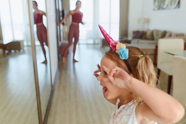 Family Child Mother Having Fun Home Little Girl Standing Front — Stock Photo, Image