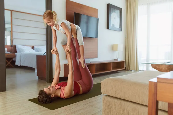 Familia Padres Niños Haciendo Yoga Casa Niño Deportivo Madre Practicando — Foto de Stock