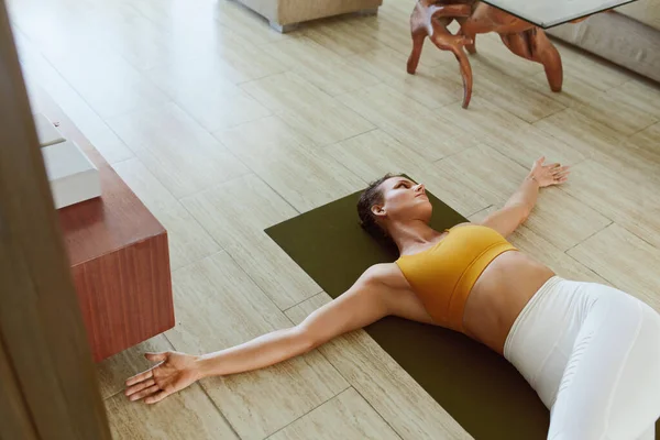 Exercices Yoga Femme Position Inclinée Torsion Colonne Vertébrale Femme Dans — Photo