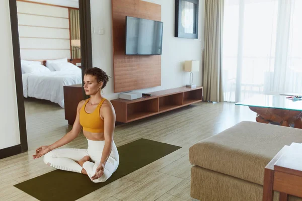 Meditación Woman Lotus Pose Home Mujer Joven Sentada Suelo Haciendo — Foto de Stock