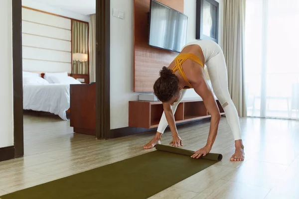 Εκπαίδευση Στο Σπίτι Woman Rolling Yoga Mat Practicing Στο Σαλόνι — Φωτογραφία Αρχείου