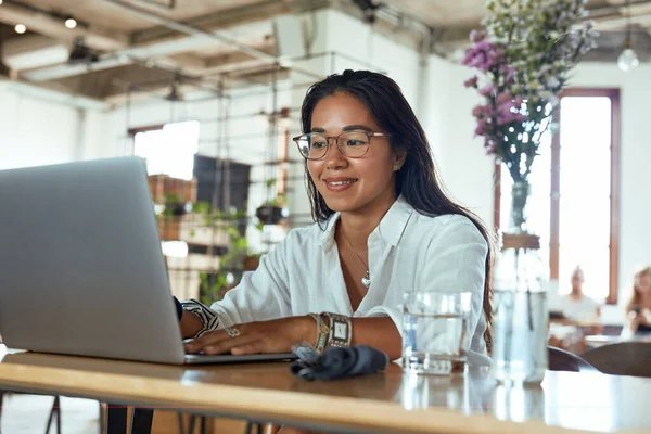 Aan Het Werk Zakelijke Vrouw Cafe Portret Lachende Freelancer Die — Stockfoto